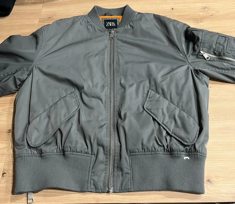 Blouson bomber gris moderne – style minimaliste et urbain